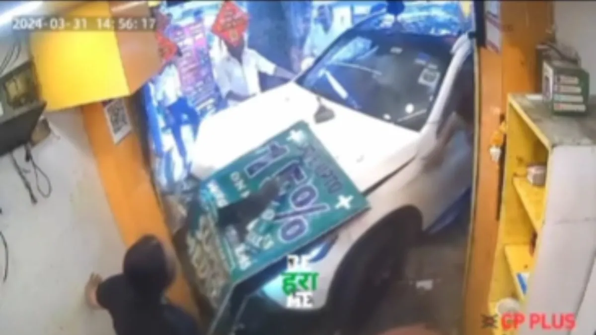 तेज रफ्तार कार दुकान में घुसी- India TV Hindi