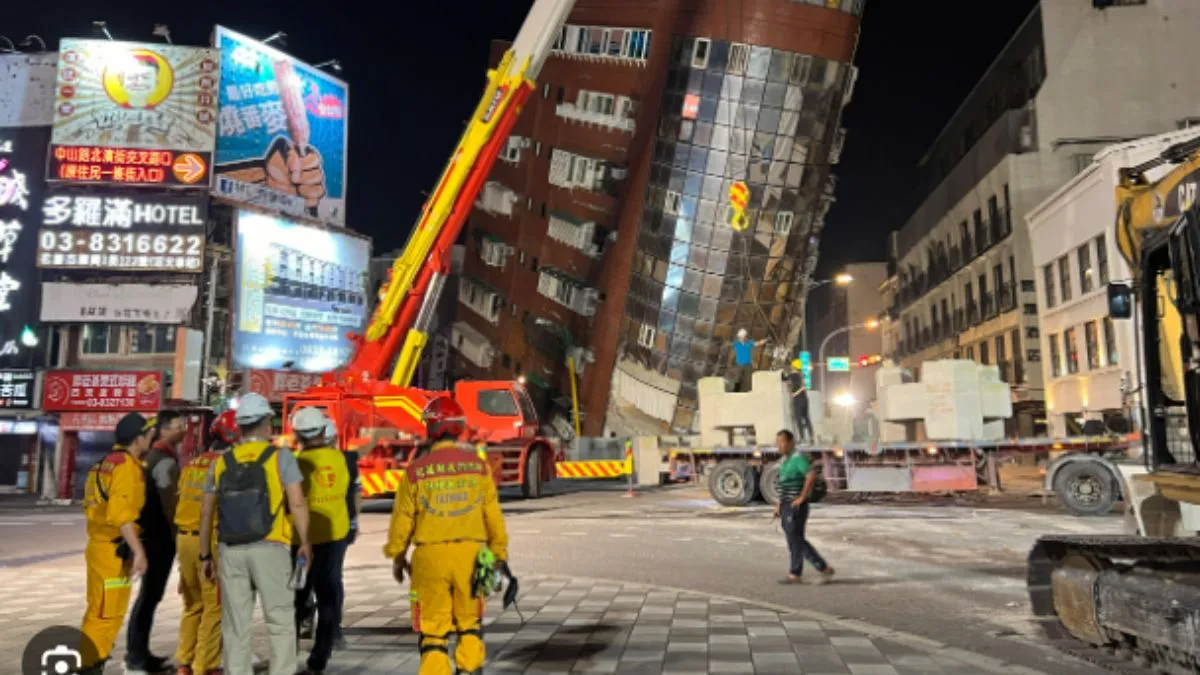 ताइवान में भूकंप से झुकी इमारत।- India TV Hindi