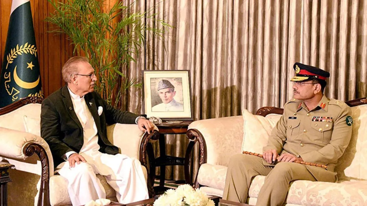 पाकिस्तान के राष्ट्रपति आसिफ अली जरदारी से मिलते सेनाध्यक्ष असीम मुनीर (फाइल)- India TV Hindi