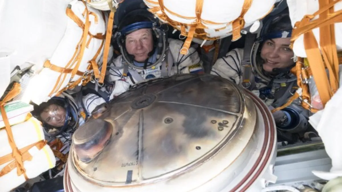 3 अंतरिक्ष यात्रियों को लेकर धरती पर उतरा रूसी कैप्सूल।- India TV Hindi