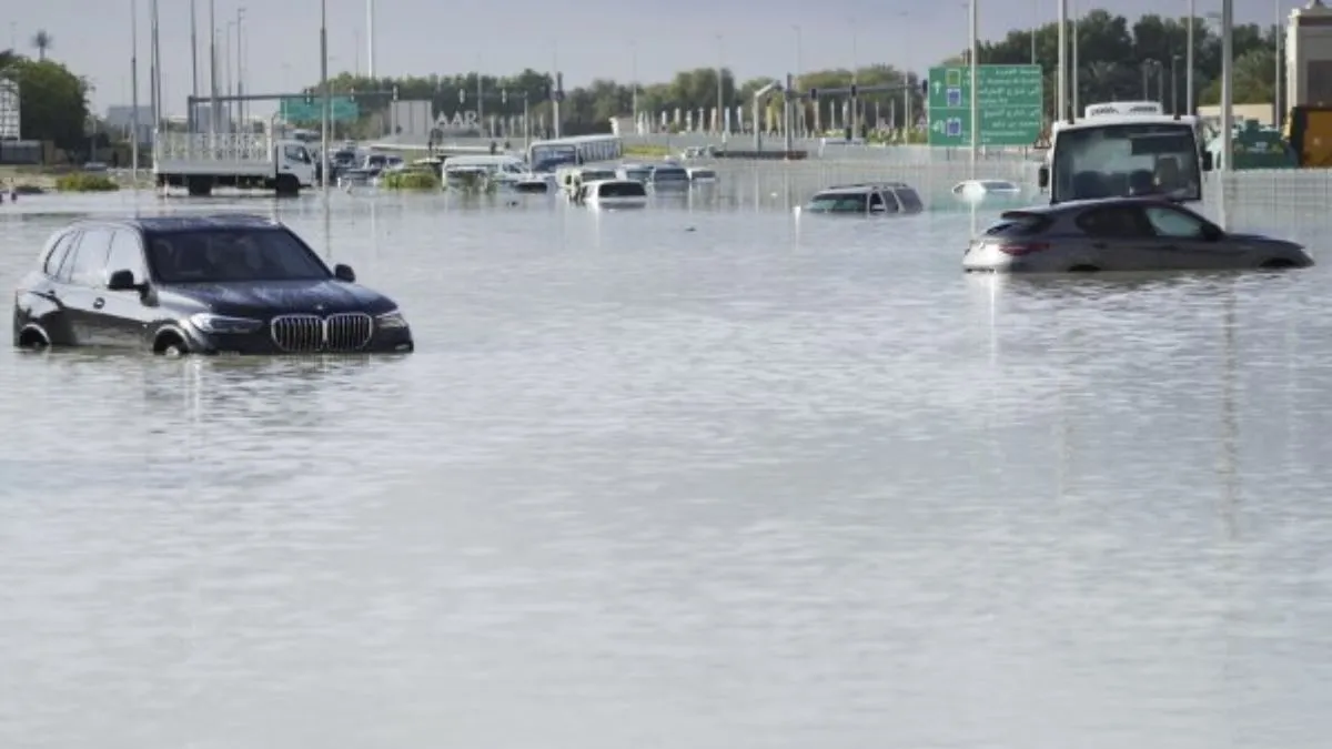 दुबई में भीषण बाढ़ का एक दृश्य। - India TV Hindi