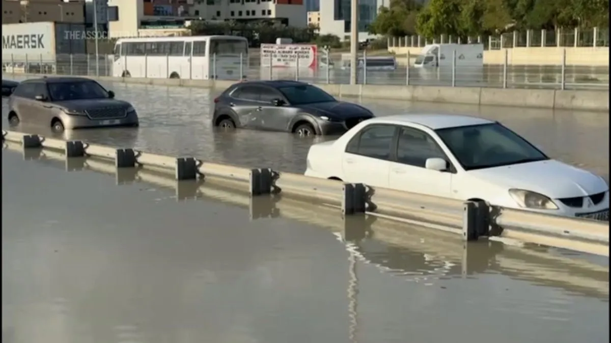 दुबई में बाढ़ का एक दृश्य।- India TV Hindi
