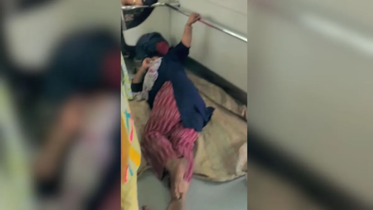 मेट्रो के फर्श पर सोती हुई महिला- India TV Hindi