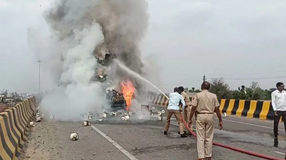 ट्रक से टक्कर के बाद कार में लगी भीषण आग।- India TV Hindi