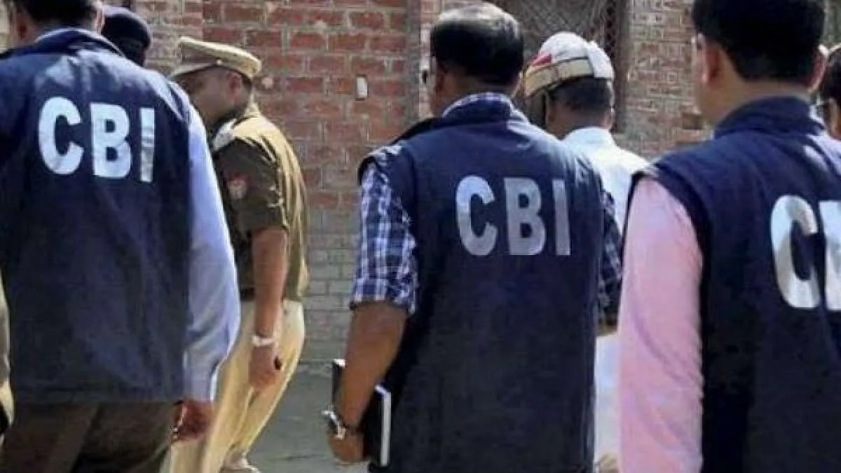 CBI ने बरामद किए हथियार और गोला-बारूद।- India TV Hindi