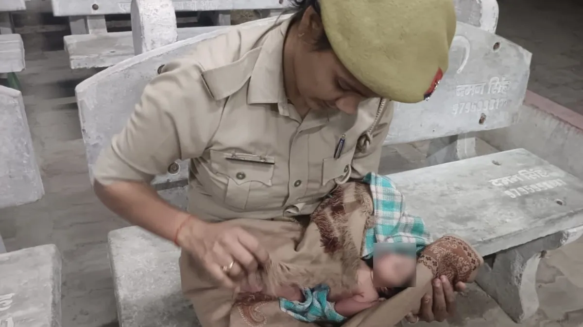lady constable with new born baby- India TV Hindi