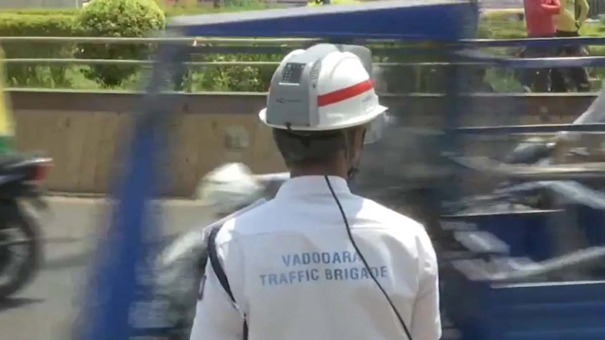 एसी वाला हेलमेट पहन ड्यूटी कर रहे वडोदरा ट्रैफिक पुलिसकर्मी - India TV Hindi