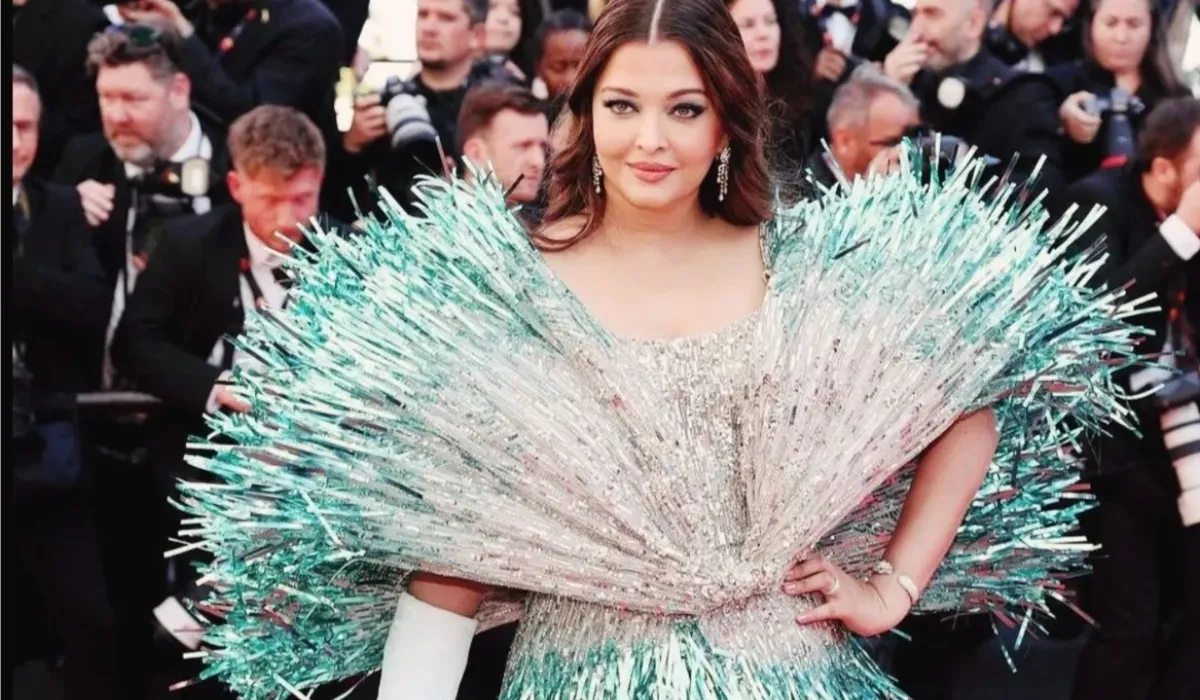 Aishwarya Rai walk in dramatic blue gown on Cannes day 2- India TV Hindi