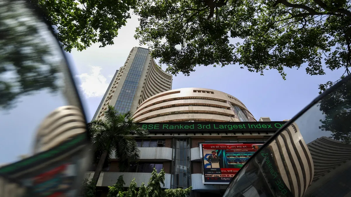 भारतीय स्टेट बैंक (एसबीआई) का बाजार पूंजीकरण 26,907.71 करोड़ रुपये बढ़ा।- India TV Paisa