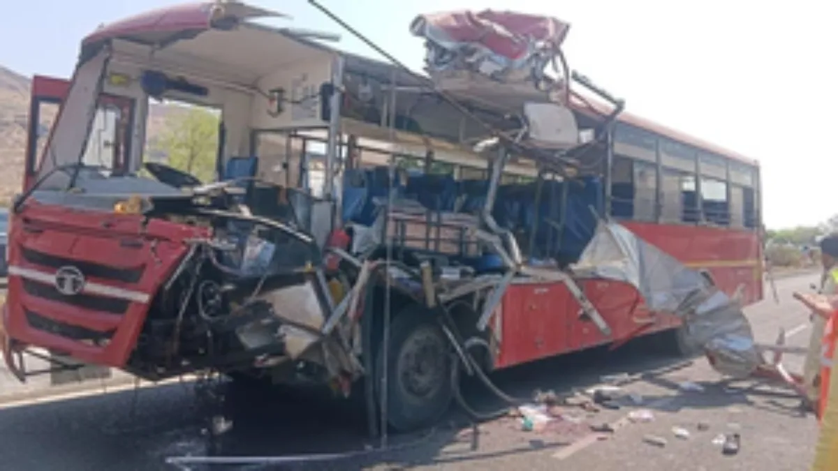 ट्रक से भिड़ंत में बस बुरी तरह क्षतिग्रस्त- India TV Hindi