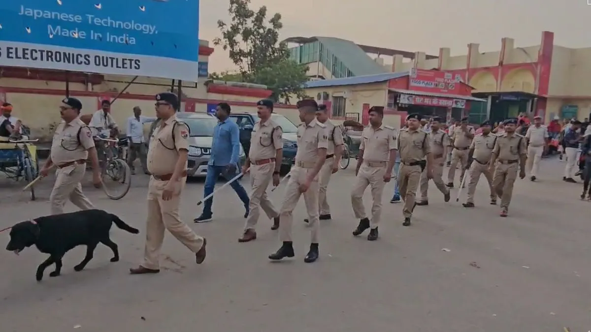 पुलिस का फ्लैग मार्च- India TV Hindi