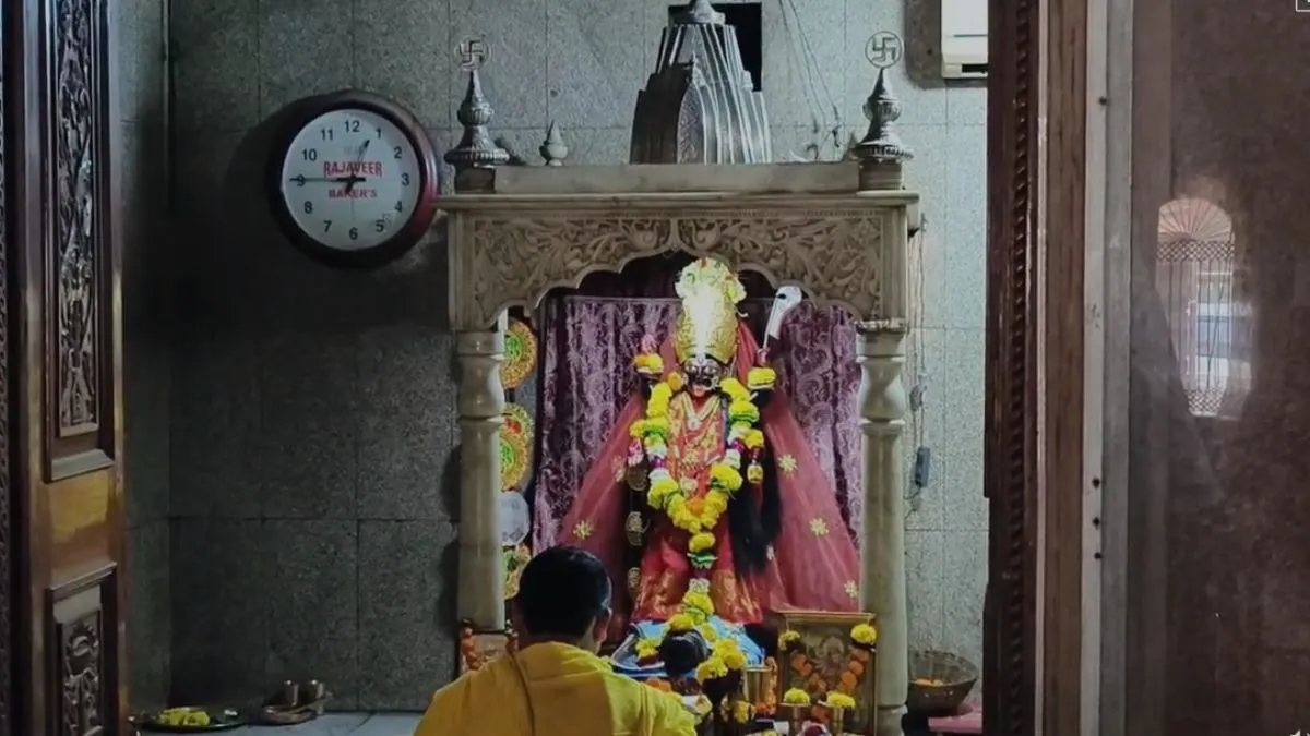 मंदिर का चौकीदार बना चोर - India TV Hindi