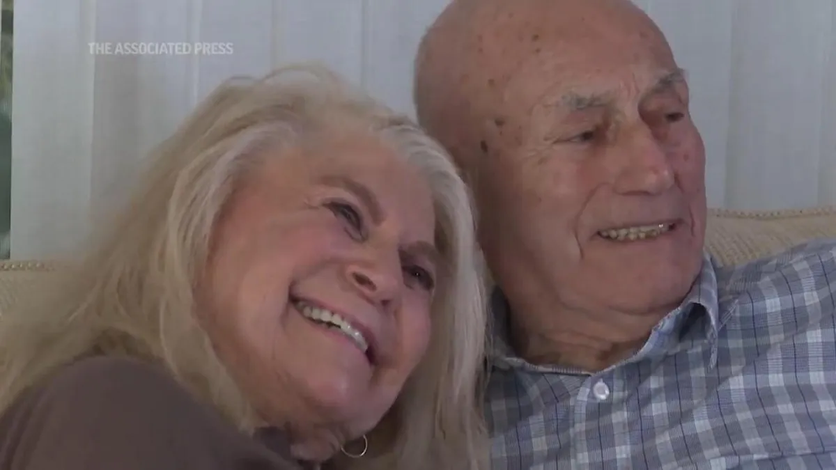 100 Year Old World War II veteran and his girlfriend- India TV Hindi