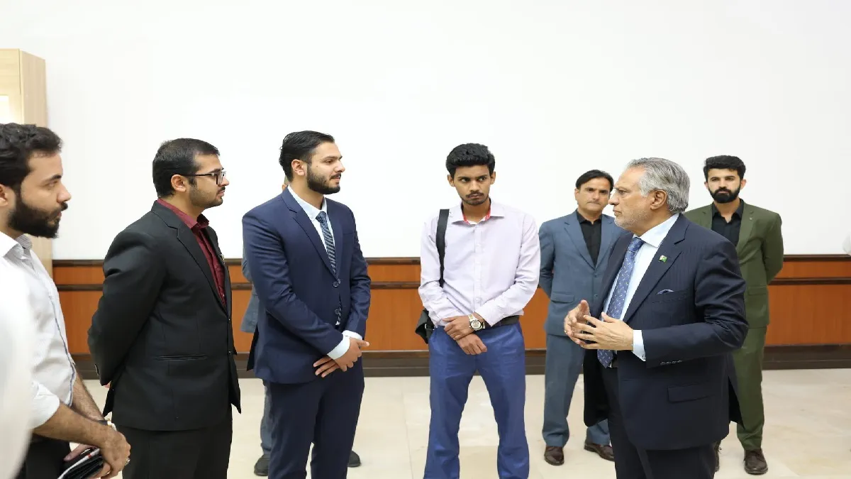 Deputy PM Ishaq Dar meeting with Pakistani students - India TV Hindi