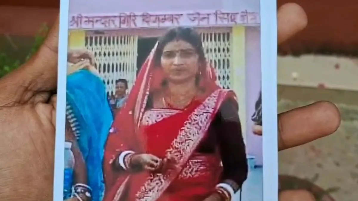 चार बच्चों की मां आशिक बाबा के साथ फरार- India TV Hindi