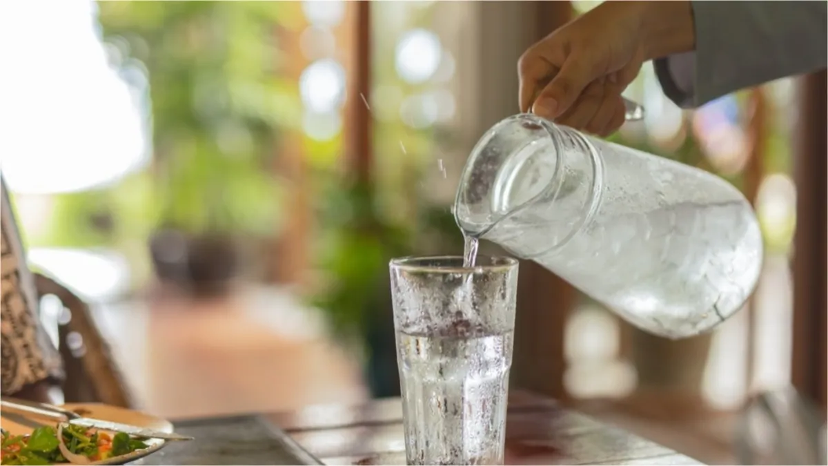 गर्मियों में ठंडा पानी पीना सेहत के फायदेमंद है या नुकसानदायक? - India TV Hindi