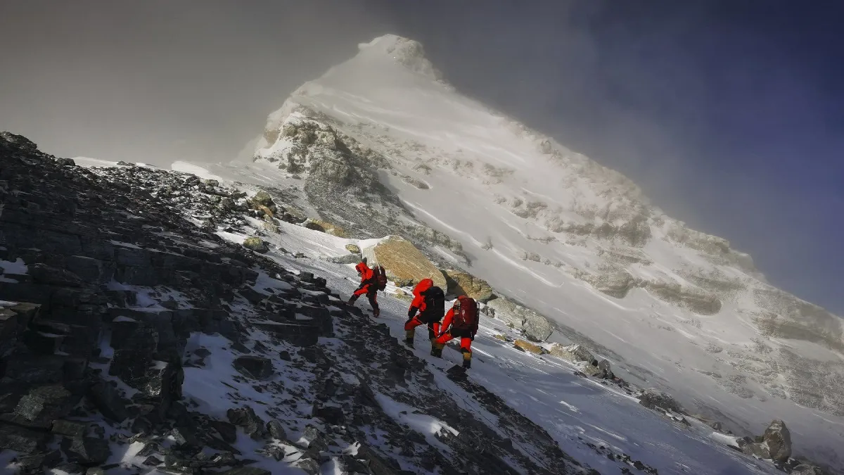 एवरेस्ट की चढ़ाई करते हुए पर्वतारोही (सांकेतिक तस्वीर)- India TV Hindi