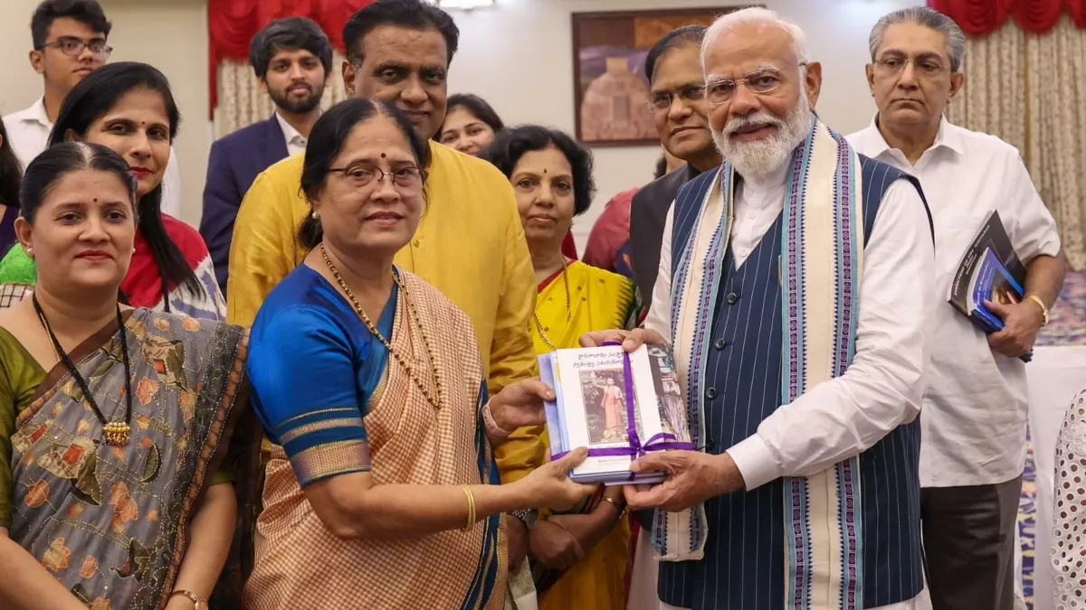 PM मोदी के साथ पूर्व प्रधानमंत्री नरसिम्हा राव के परिवार के सदस्य- India TV Hindi
