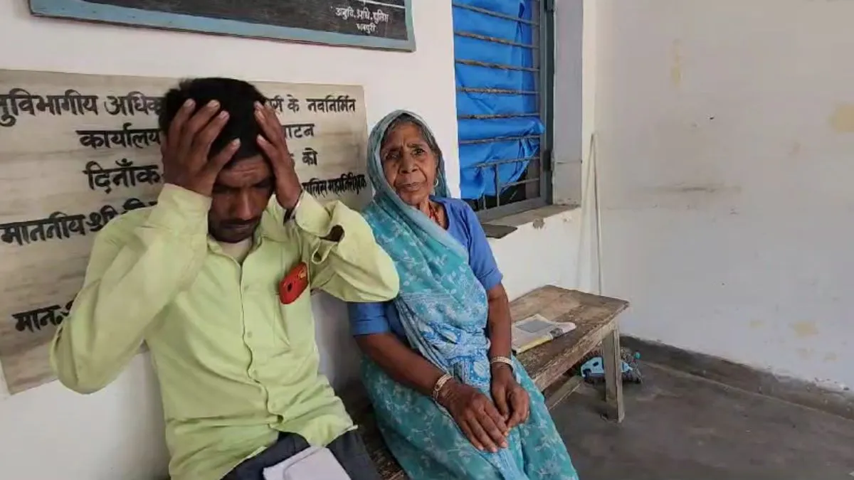 अपनी मां के साथ पीड़ित पति- India TV Hindi