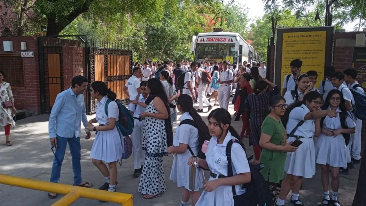 नोएडा के दिल्ली पब्लिक स्कूल के बाहर की तस्वीर- India TV Hindi