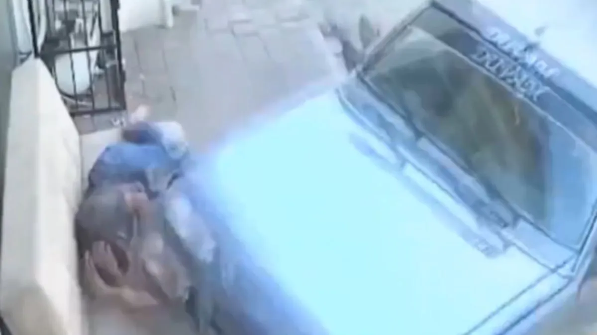 सोफे पर सो रहे शख्स के बगल में कार आकर टकराई- India TV Hindi