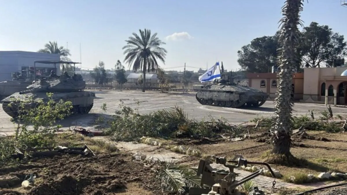 रफाह पर नियंत्रण हासिल करने के बाद इजरायली सेना के टैंक इलाके में गश्त करते हुए।- India TV Hindi