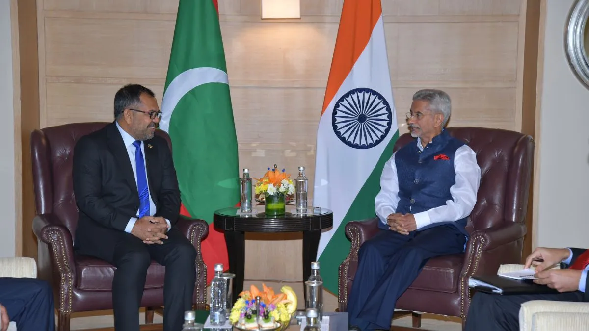 मालदीव के विदेश मंत्री मूसा जमीर, एस जयशंकर के साथ नई दिल्ली में बैठक करते हुए। - India TV Hindi
