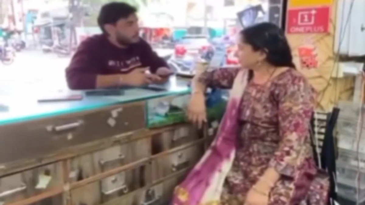 दुकान पर महिला और ग्राहक- India TV Hindi
