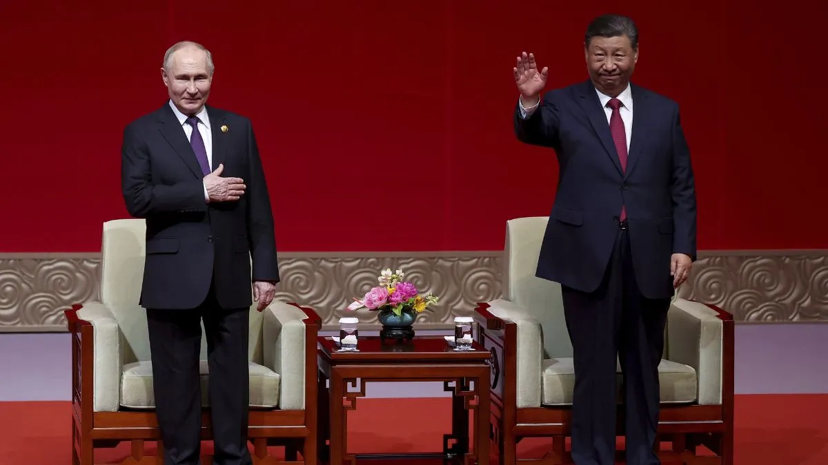 रूस के राष्ट्रपति पुतिन अपने चीनी समकक्ष शी जिनपिंग के साथ। - India TV Hindi