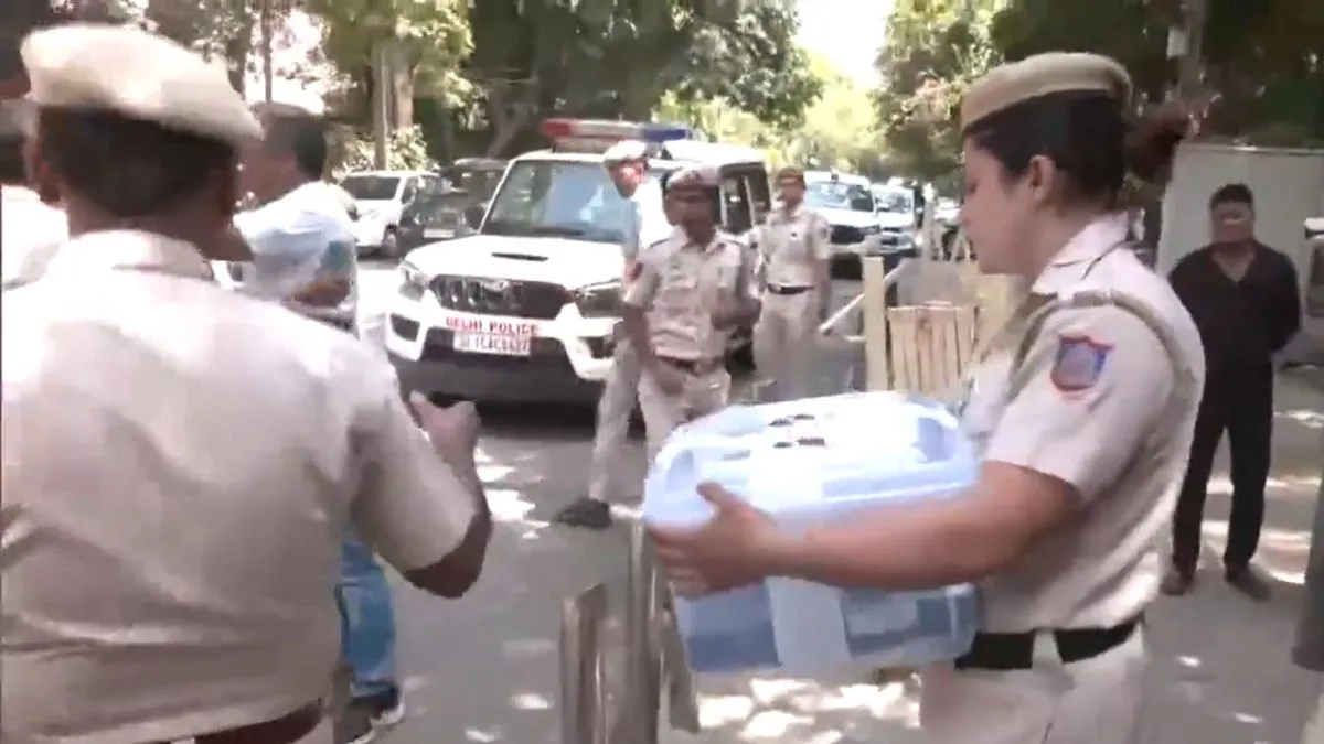 सीएम आवास पर पहुंची दिल्ली पुलिस।- India TV Hindi