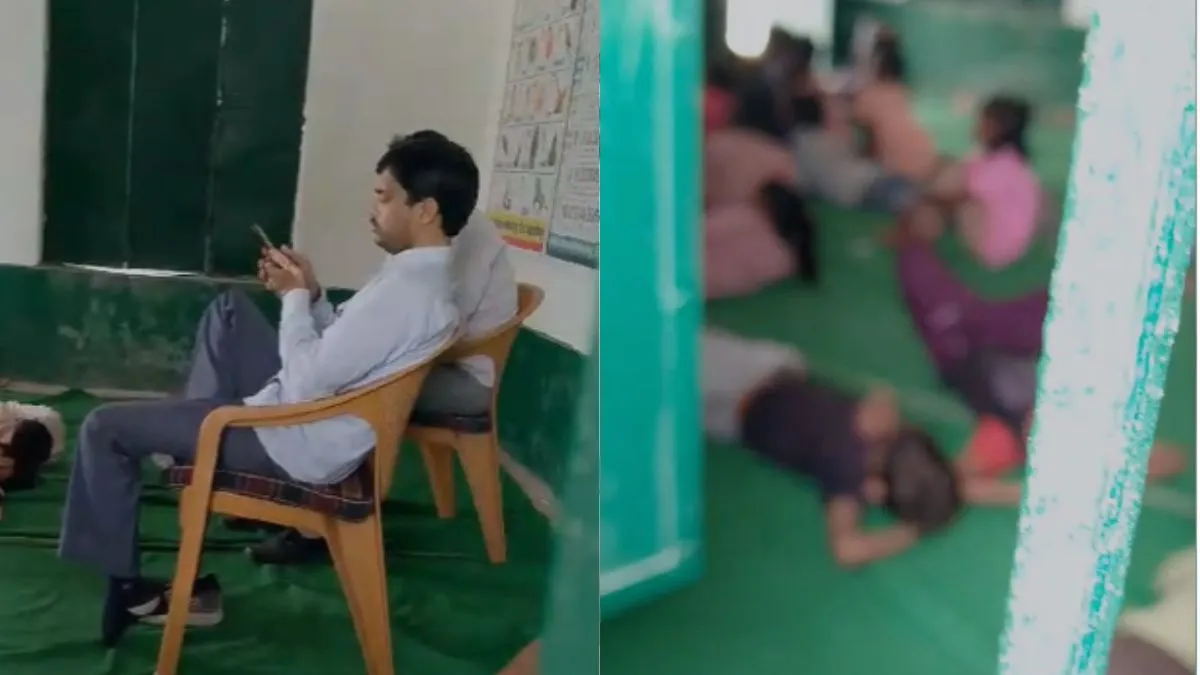सरकारी स्कूल में शिक्षक और छात्र- India TV Hindi