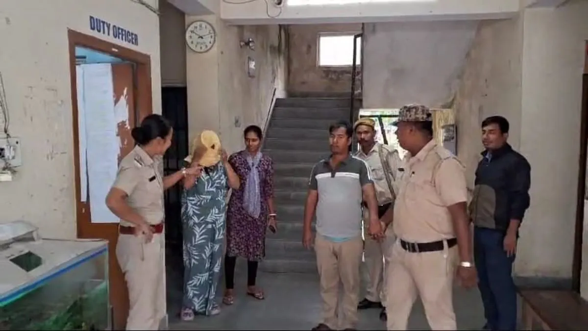 पुलिस की गिरफ्त में महिला और उसका प्रेमी- India TV Hindi