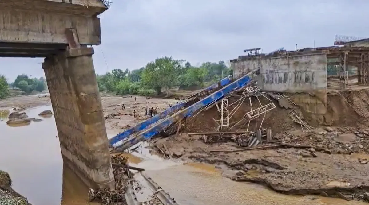 गिरिडीह में गिरा निर्माणाधीन पुल।- India TV Hindi