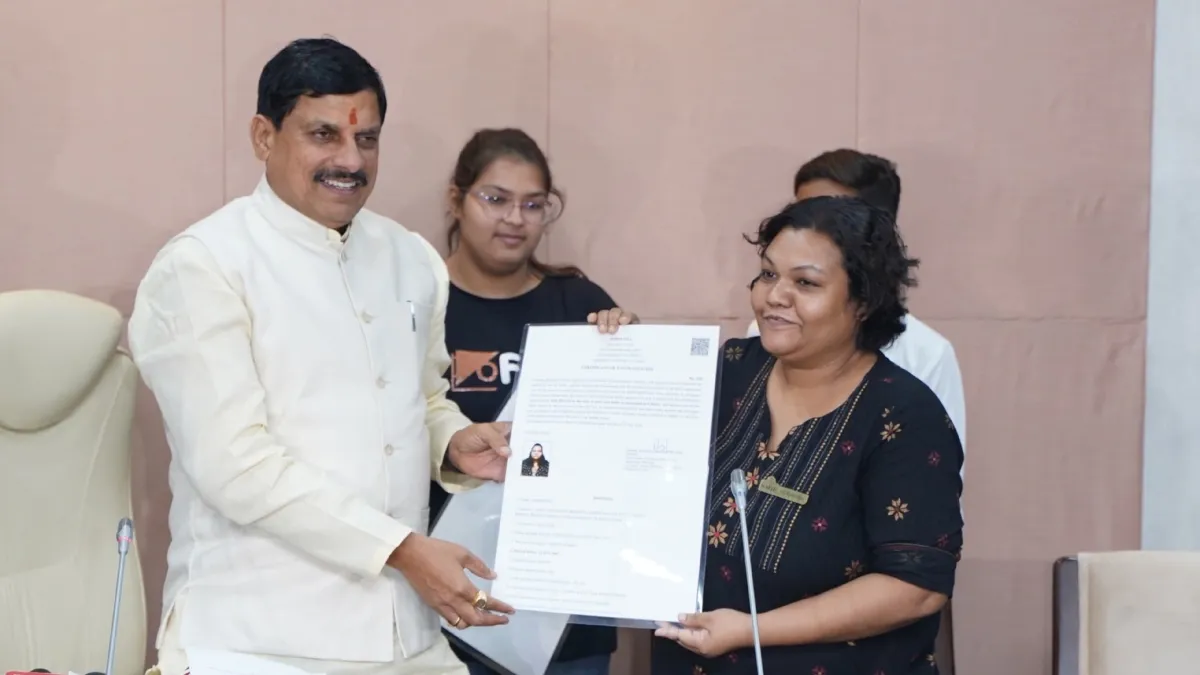 मोहन यादव ने दिया नागरिकता का प्रमाण पत्र। - India TV Hindi