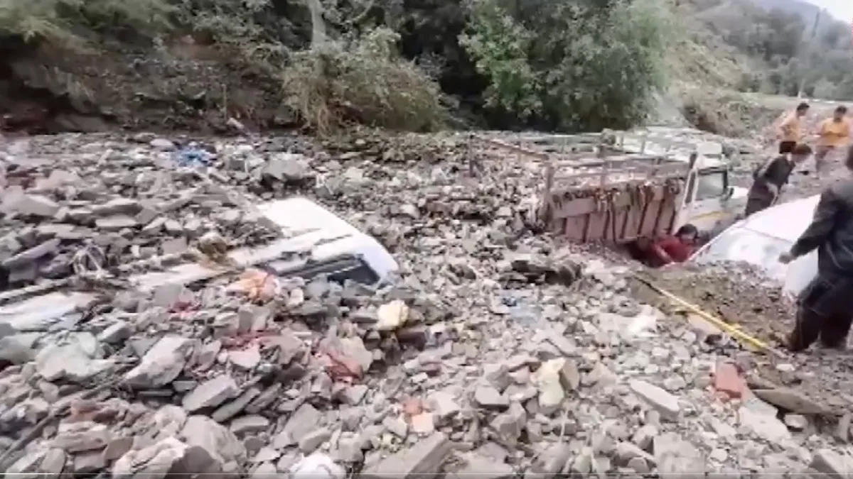 हिमाचल में हुए भूस्खलन में दबे कई वाहन- India TV Hindi