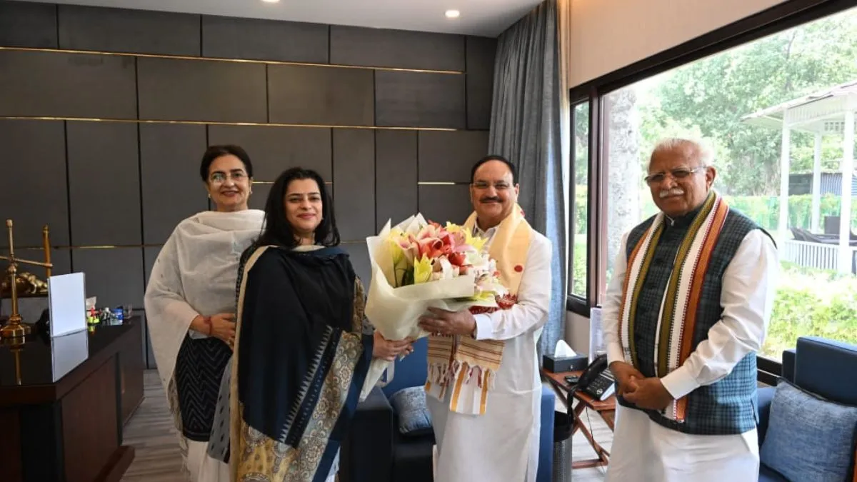 बीजेपी अध्यक्ष जेपी नड्डा से मुलाकात करती किरण चौधरी और श्रुति चौधरी- India TV Hindi