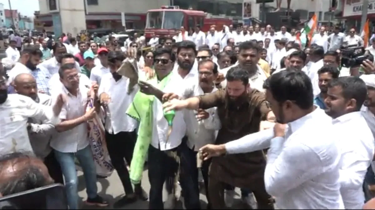 नागपुर में कीचड़ फेंक प्रदर्शन करते कांग्रेस कार्यकर्ता- India TV Hindi