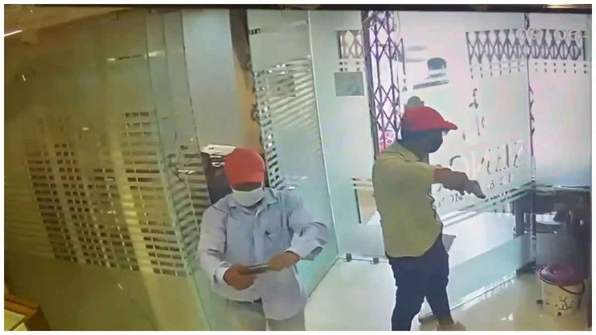 Gold shop looted in Raniganj when police reached the spot there was heavy firing video surfaced- India TV Hindi