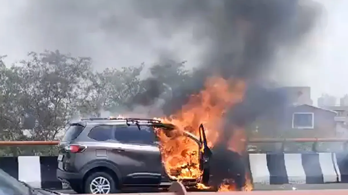 Noida Car Fire - India TV Hindi