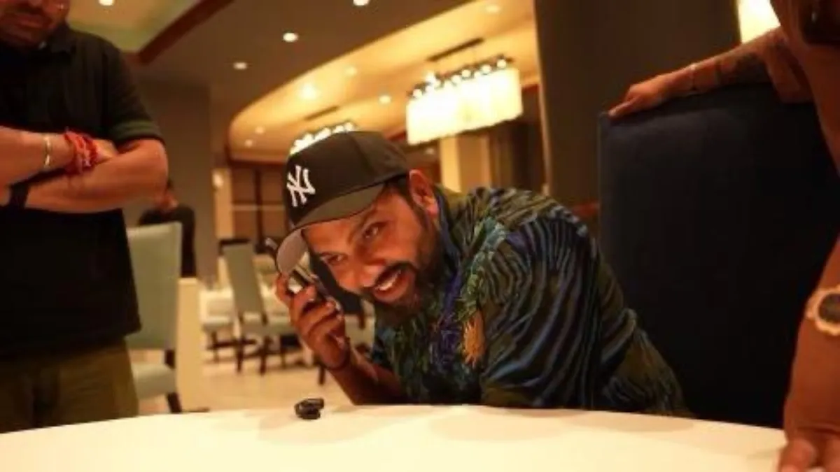 पीएम मोदी से फोन पर बात करते हुए रोहित शर्मा- India TV Hindi