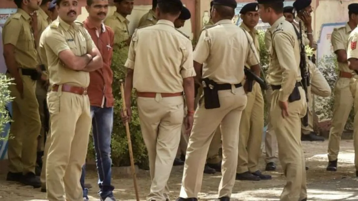 पीड़ित पति पहुंचा पुलिस थाने- India TV Hindi