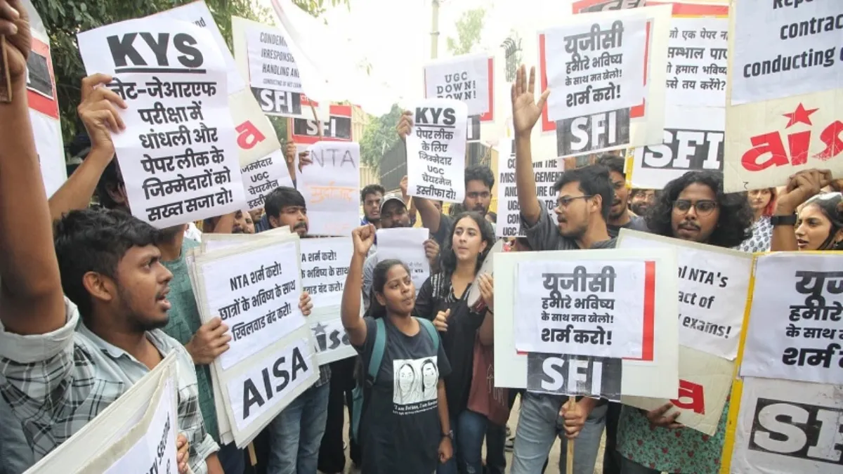 UGC NET परीक्षा में हुई धांधली के खिलाफ प्रदर्शन करते छात्र- India TV Hindi
