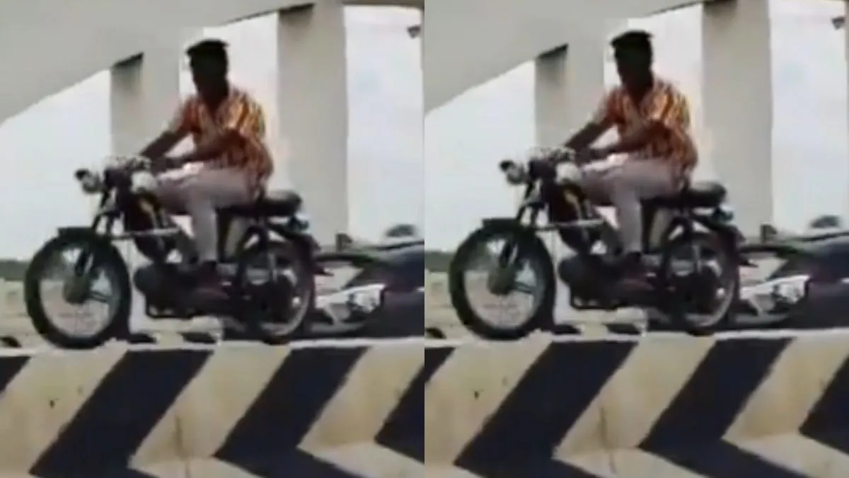 डिवाइडर पर बाइक दौड़ाते हुए शख्स- India TV Hindi
