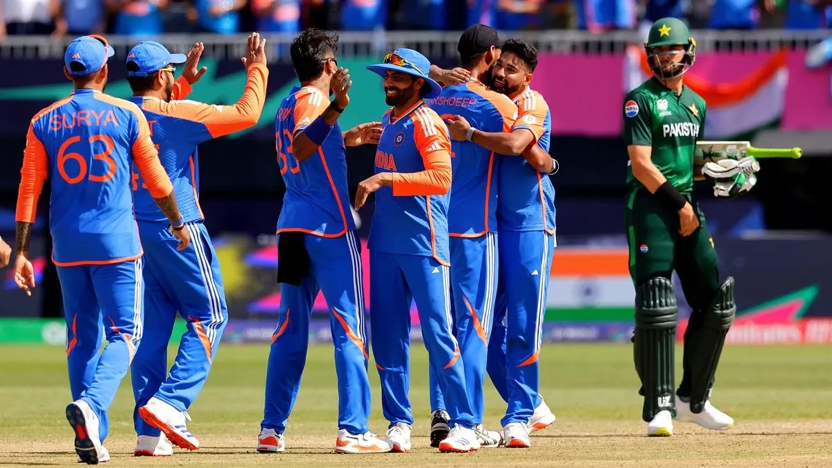 विकेट लेने के बाद जश्न मनाती भारतीय टीम- India TV Hindi