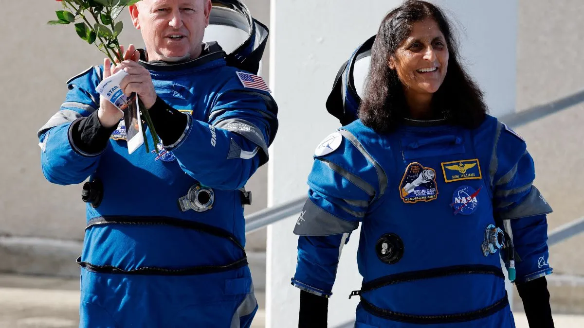भारतीय मूल की अंतरिक्ष यात्री सुनीता विलियम्स (दाएं)- India TV Hindi