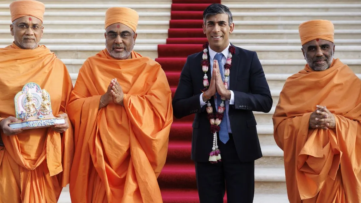ब्रिटेन के पीएम ऋषि सुनक ने स्वामीनारायण मंदिर में किया दर्शन।- India TV Hindi