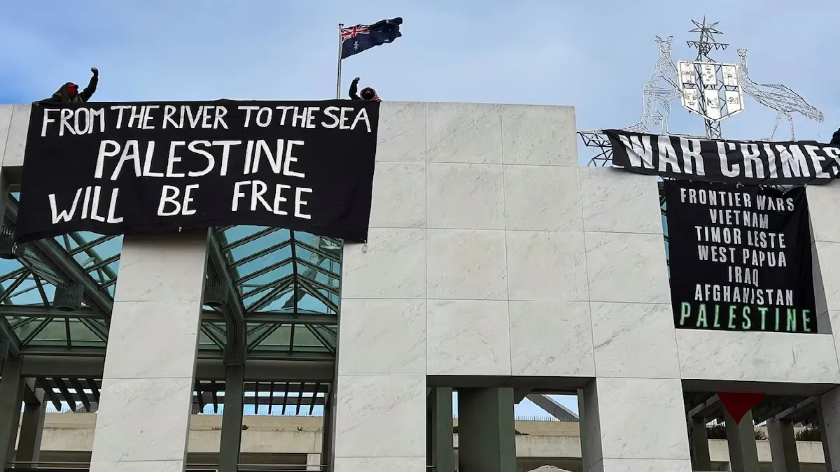 ऑस्ट्रेलिया में संसद भवन की छत पर फलस्तीन समर्थक- India TV Hindi