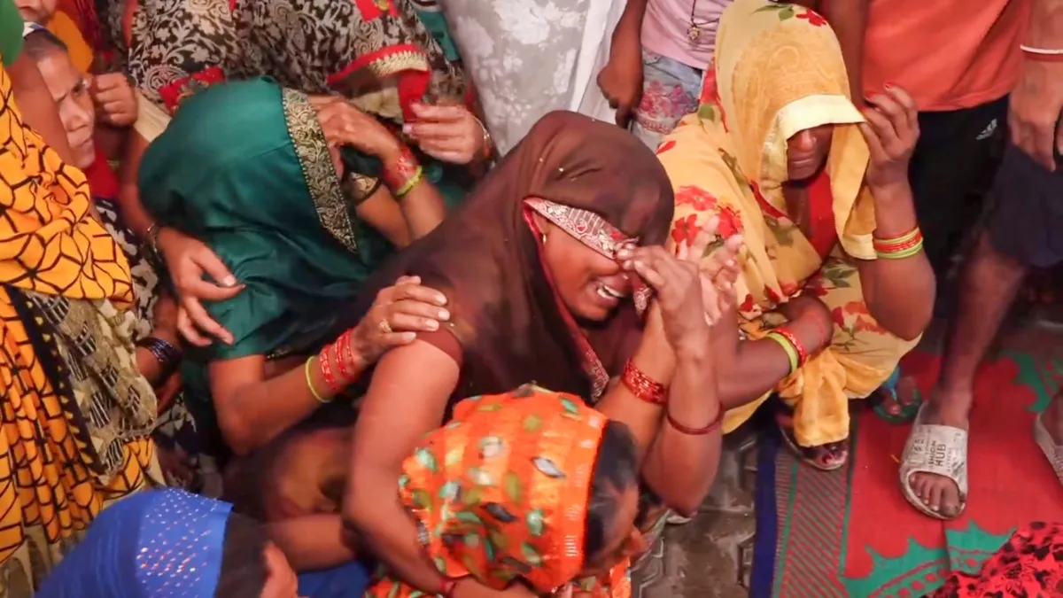 हाथरस हादसे में जान गंवाने वालों के रोते-बिलखते परिजन- India TV Hindi