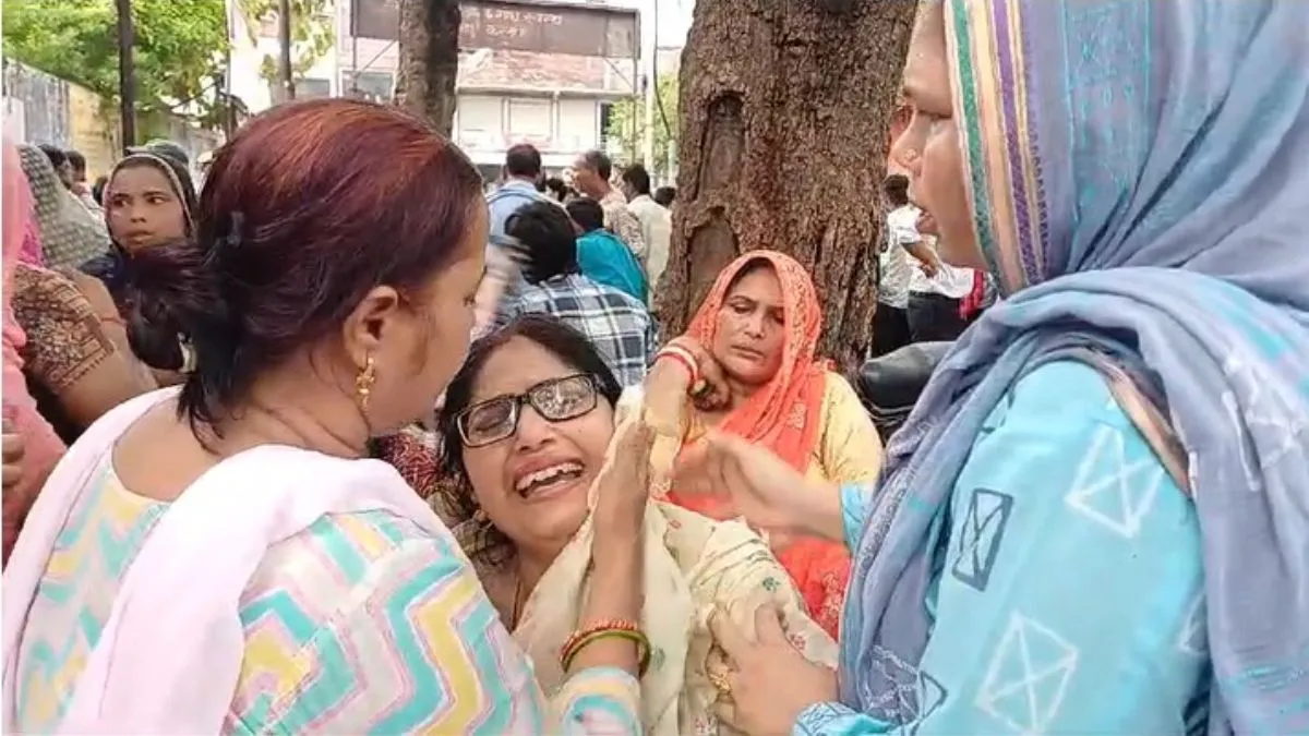 हाथरस में भगदड़ के बाद मंजर- India TV Hindi
