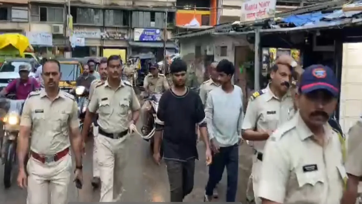 पुलिस ने आरोपियों को शहर में घुमाया - India TV Hindi